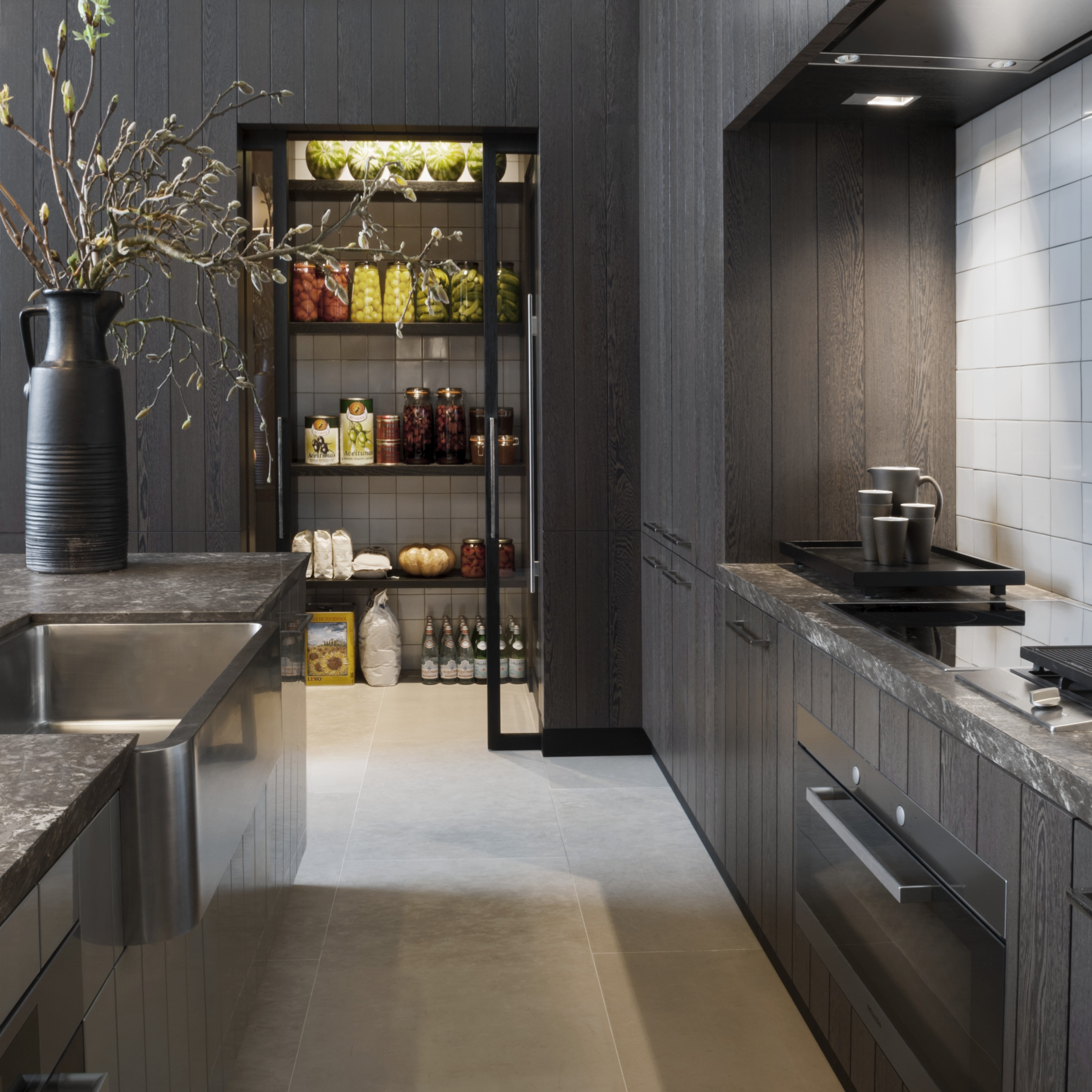 Foto van de Crosby keuken gericht op de voorraadkast